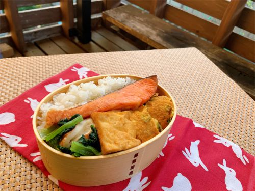 焼き鮭と小松菜とちくわの煮物弁当