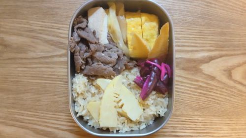 肉豆腐タケノコ弁当と三線ライブ